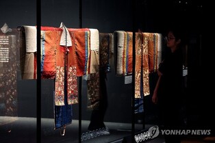 조선시대 신부의 행복 바라던 붉은 옷…RM이 후원한 활옷 공개(종합)