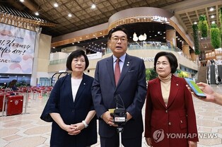 (LEAD) S. Korean lawmakers depart for Tokyo for annual meeting with Japanese counterparts