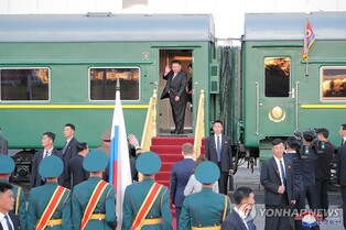 (LEAD) N. Korean leader's train apparently en route to Russia's Khabarovsk after summit with Putin