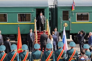 (LEAD) N. Korea's Kim arrives in Russia's Far East, set to visit aircraft plant