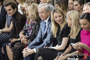 '세계 최고갑부' 아르노 "LVMH 후계자, 외부인에게도 열려 있다"