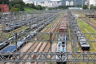 (LEAD) Trains operate at nearly 80 pct capacity on 3rd day of rail strike