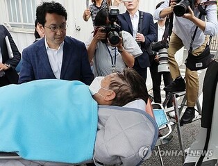 Ex-President Moon visits hospitalized DP leader Lee on hunger strike
