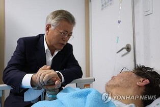 (LEAD) Ex-President Moon visits hospitalized DP leader Lee on hunger strike