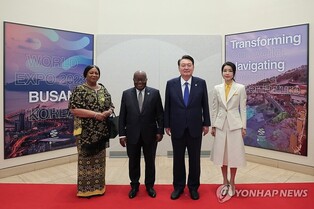 (LEAD) Yoon meets world leaders in New York for 2nd day to promote Expo bid