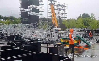 Nine workers injured in collapse of concert structure
