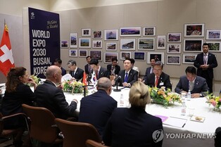 Yoon meets world leaders in New York for 3rd day to promote Expo bid