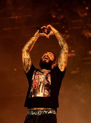 포스트 말론이 들어 올린 젊음의 축배…"지금 더 사랑하라"