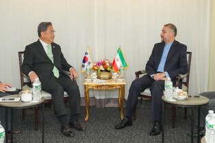 Top diplomats of S. Korea, Iran discuss bilateral ties following frozen funds transfer