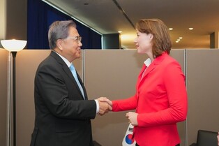 S. Korean FM meets with diplomats from Netherlands, other nations on bilateral ties