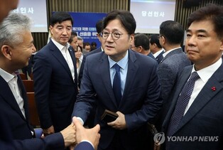 (LEAD) Three-term lawmaker Hong Ihk-pyo elected as new floor leader of DP