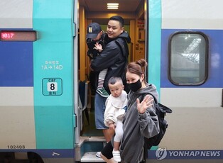 "할머니 만날 생각에 기분 좋아요"…설레는 귀성행렬