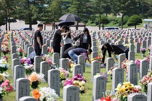 54 pct of S. Koreans oppose allowing pets at nat'l cemeteries: poll
