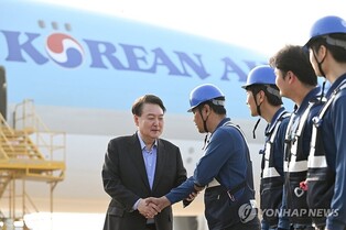 Yoon visits cargo terminal on first day of Chuseok holiday