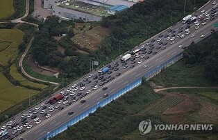 Expressway traffic congestion persists on 2nd day of extended Chuseok holiday