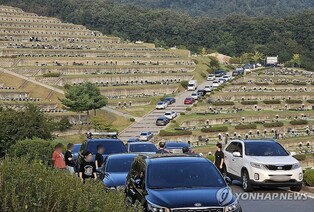 추석 성묘 행렬로 도로 몸살…축제장·관광지 낮부터 '북적'