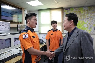 (LEAD) Yoon meets police officers, firefighters on Chuseok holiday