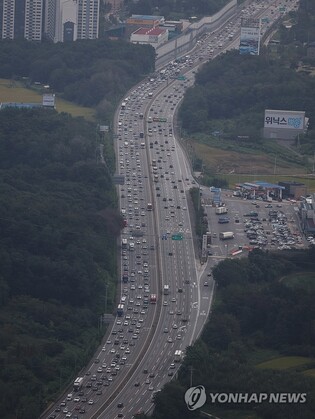 (LEAD) Expressways experiencing heavy congestion on 4th day of holiday