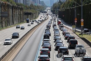 (LEAD) Traffic on major expressways eases on final day of holiday