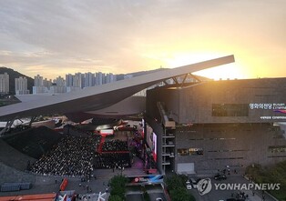 (LEAD) Busan film festival kicks off with packed lineup, star guests