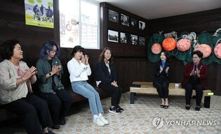 First lady meets female divers on Jeju Island