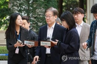 (LEAD) Lee attends first trial on his development corruption, bribery cases