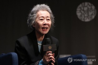 윤여정 "오스카 받고 두려워져…난 존경받을 만한 사람 아냐"