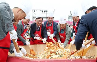 [픽! 전주] 도심에 등장한 '대형 비빔밥'…시민과 맛보고 즐기고