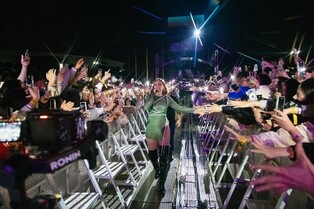 팝공연 배경삼아 가을밤 '칠링'…"한국관객 더 자주 보고 싶다"