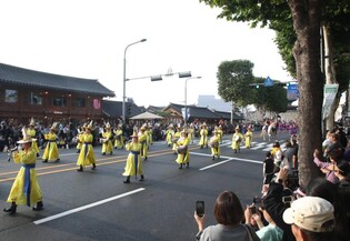 "행렬 끝이 안 보여요"…정조대왕 능행차 재현 성료