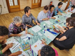 '여든, 행복을 그리다'…장흥 할머니들 사진·그림 전시회