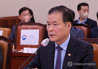 (LEAD) Unification minister sees need to review military threats in deciding halt to 2018 accord with N. Korea