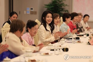 First lady meets with Korean women residing in Japan