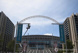 [이·팔 전쟁] 우크라이나 국기색 물들였던 웸블리, 이스라엘 조명은 안한다