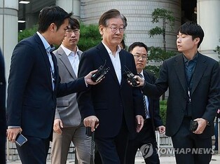 (LEAD) Prosecutors indict opposition leader Lee over corruption charges