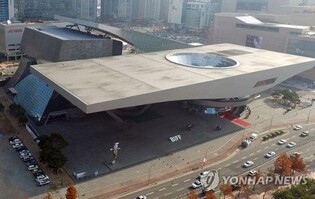 부산환경단체 "영화의전당 옥상, 태양광으로 교체해야"