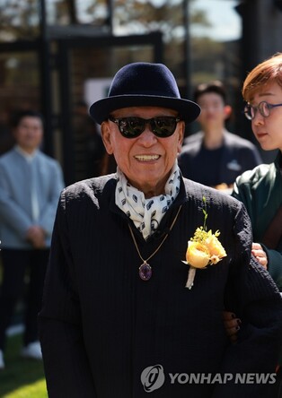 (LEAD) 'Dansaekhwa' master Park Seo-bo dies of lung cancer at 92