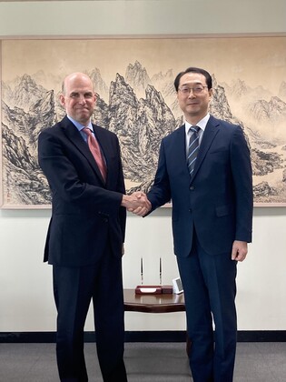 S. Korea's top nuclear envoy discusses N.K.-Russia arms cooperation with NATO official