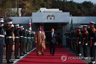 (LEAD) Yoon to visit Saudi Arabia, Qatar to boost economic, security ties