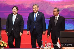 (LEAD) S. Korea proposes foreign ministerial talks with Japan, China in late Nov.: Kyodo