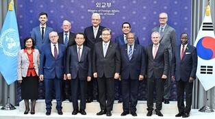 FM hosts dinner meeting with U.N. General Assembly presidents' council