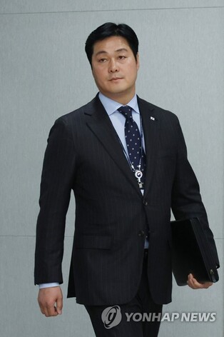 (LEAD) Presidential protocol secretary resigns over child's alleged bullying