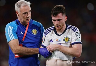 리버풀 붙박이 풀백 로버트슨 어깨 부상…"언제 돌아올지 몰라"