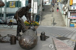 [정전 70년, 피란수도 부산] ㉚ 피란민 애환 서린 40계단