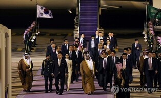 (2nd LD) Yoon arrives in Saudi Arabia for state visit