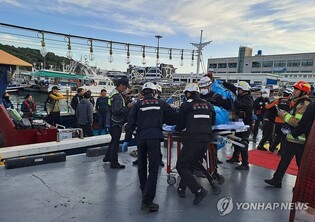 (LEAD) Four killed after fishing boat capsizes in S. Korea