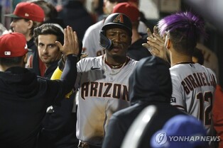 KBO출신 켈리 애리조나 구했다…필라델피아 꺾고 NLCS 7차전으로