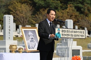 Veterans minister honors independence fighter at center of ideological dispute