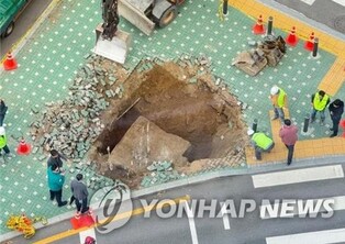 4-meter deep sinkhole injures 1 passerby near Yeouido shopping mall