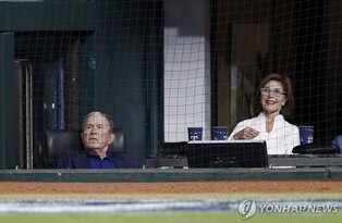 텍사스 구단주였던 부시 전 대통령, MLB 월드시리즈 1차전 시구